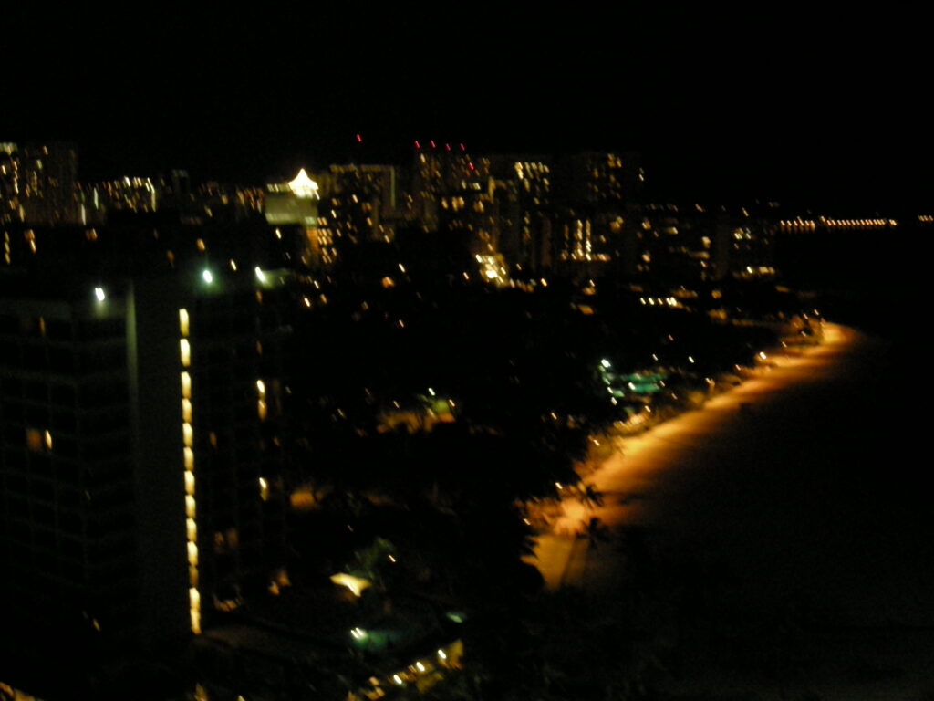 <img src="image.jpg" alt="データの復旧に成功したハワイで宿泊したホテルのベランダから見た夜景の写真">
